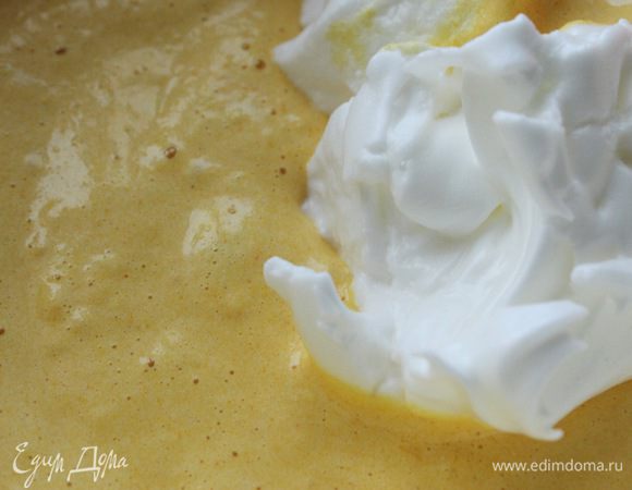 Добавить взбитые белки и также аккуратно вмешать их, чтобы не потерять воздушность.