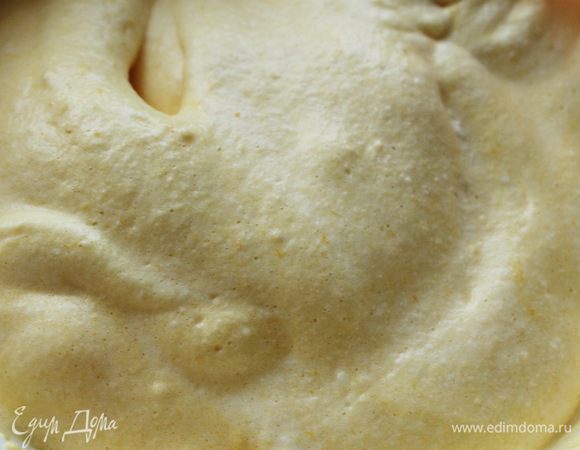 Вмешать оставшуюся муку. Должна получиться воздушная масса.