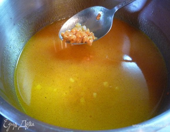 Добавляем куриный бульон и чечевицу, доводим до кипения. Убавляем огонь до минимального и варим суп 25 — 30 минут пока чечевица не станет мягкой.