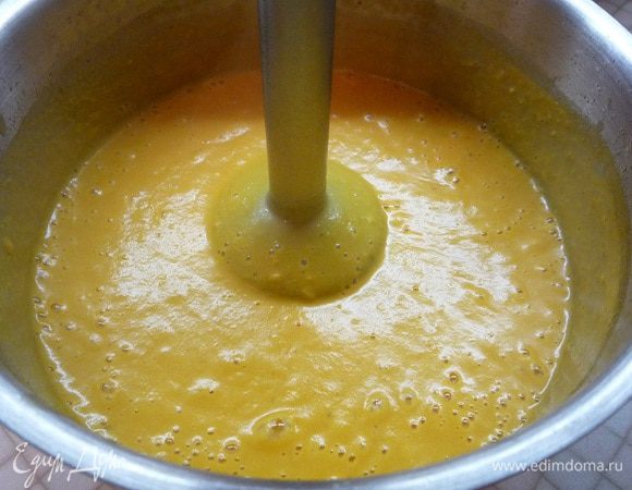 Когда чечевица будет готова, пюрируем суп блендером и добавляем сливки. Густоту супа регулируйте добавлением сливок. Посолим и поперчим по вкусу.