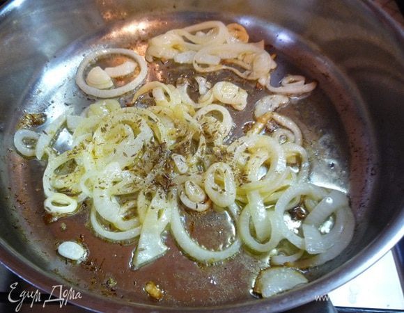 Для лука растопим в сковороде сливочное масло и добавим нарезанный кольцами лук и измельченный тмин. Поджаривайте, постоянно помешивая, пока лук не станет золотистого цвета.
