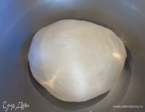В молочную смесь постепенно добавляйте муку и замешивайте тесто. Хорошо вымешайте. Тесто должно быть гладким и эластичным.