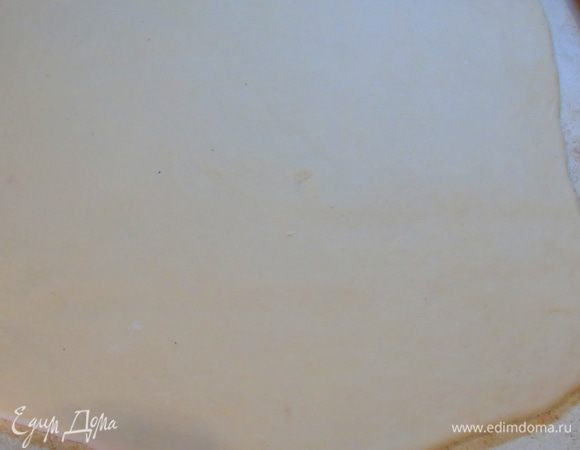 Раскатайте тесто в пласт 0,5 — 0,7 мм толщиной.