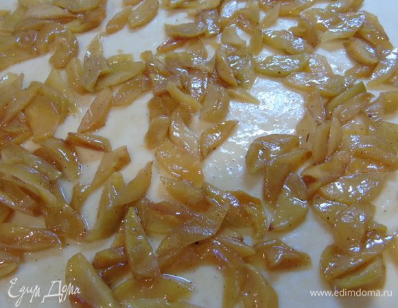 Выложите начинку и распределите.