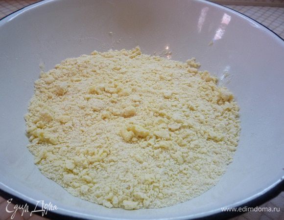 Для теста муку просеиваем в чашку, добавляем мягкое сливочное масло, соль и перемешиваем пальцами до образования крошки.