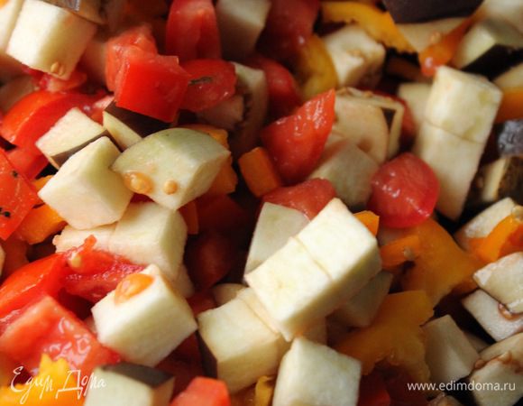 Пока тесто подходит, приготовить овощную начинку. Все овощи нарезать кубиками и потушить на сковородке до мягкости.