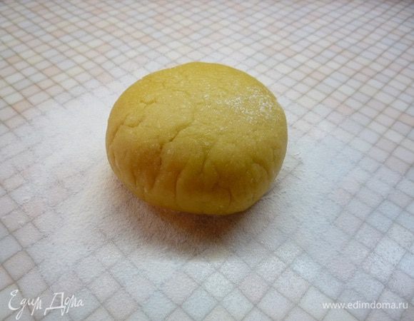 Заворачиваем тесто в пищевую пленку и убираем в холодильник на 2 часа.