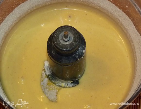 Соединить сметану и манку, отставить минут на 10. Тем временем взбить яйца, добавить сахар, ванильный сахар, щепотку соли, куркуму . Продолжая взбивать, добавить сметану с манкой. Продолжая взбивать, постепенно добавить муку и разрыхлитель.