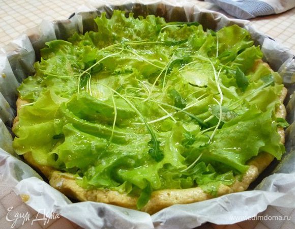 Для начинки смешиваем в чашке оливковое масло с солью. Окунаем в этот маринад листья салата (можно использовать салат айсберг, романо, латук, корн) и укладываем на корж. Сверху хаотично укладываем рукколу.