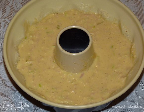 Выпекать в заранее разогретой до 180°С духовке 40 минут, готовность проверить деревянной шпажкой. Остудить немного в форме. По желанию украсить глазурью или сахарной пудрой.