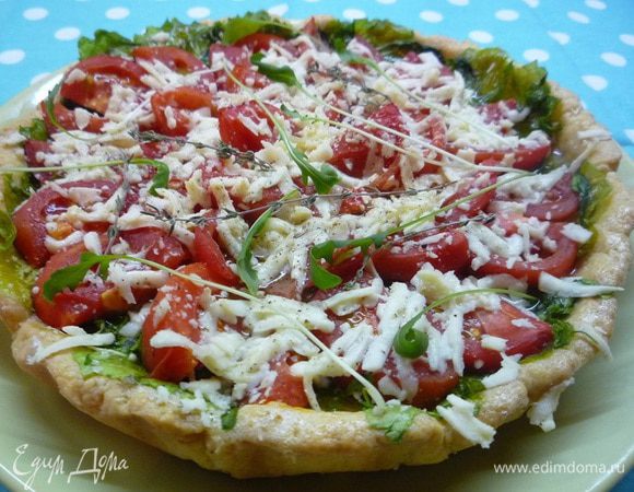 Готовый тарт аккуратно перемещаем на блюдо, так как песочное тесто очень хрупкое, украшаем рукколой и веточками тимьяна.