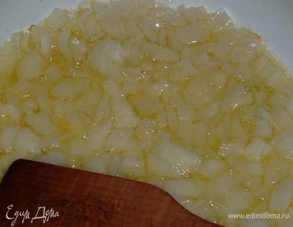 Отварить картофель в кожуре. Остудить, очистить. Тем временем лук измельчить и спассеровать на растительном масле.