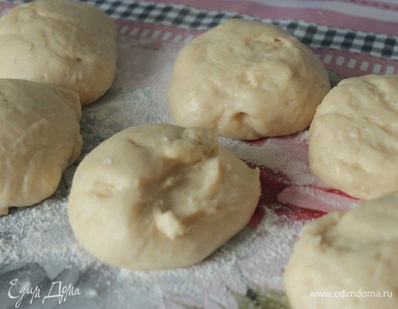 Тесто обмять и разделить на 10 частей.