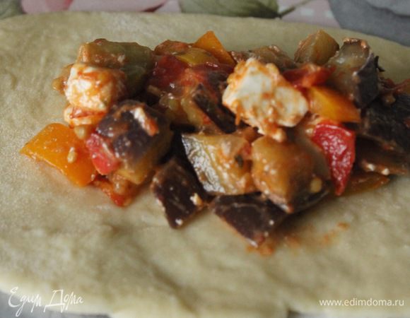 Каждую часть раскатать в овальную лепешку, по центру выложить начинку.