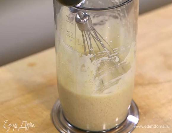 Сахар и яйцо взбить блендером с насадкой-венчиком в густую, плотную массу, затем влить оливковое масло и взбить еще немного.