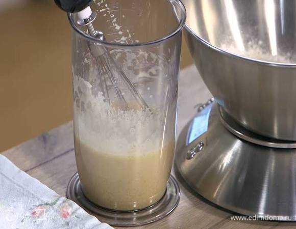 Влить молоко и перемешать все венчиком.