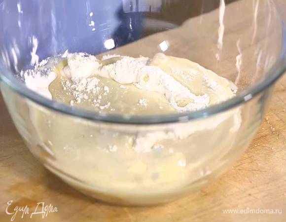 Муку перемешать с солью, затем влить в нее сахарно-молочную массу и вымешать тесто лопаткой.