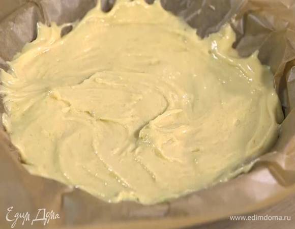 Форму для выпечки выстелить пищевой бумагой и тонким слоем выложить тесто.