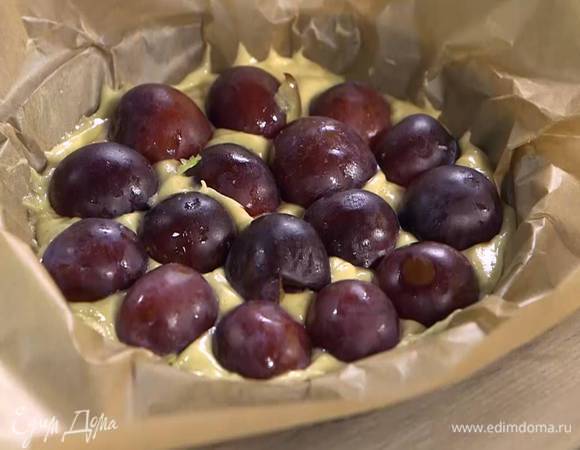 Сливы разрезать пополам и, удалив косточки, выложить на тесто разрезом вниз.