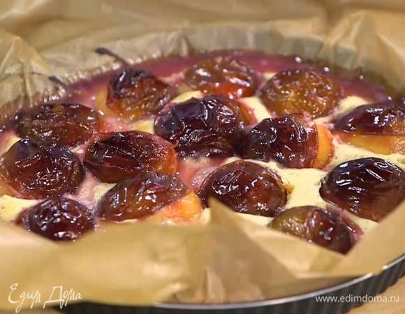 Выпекать пирог в разогретой духовке 15‒20 минут.