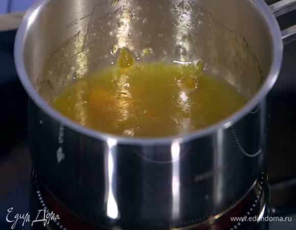 Абрикосовый джем поместить в кастрюлю и прогреть, так чтобы он стал жидким.