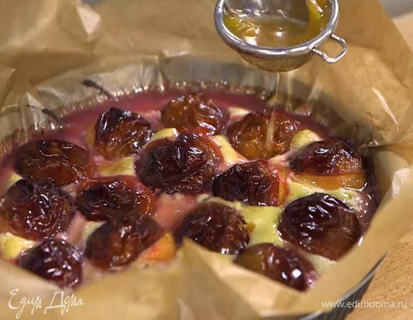 Готовый пирог через сито полить горячим джемом.