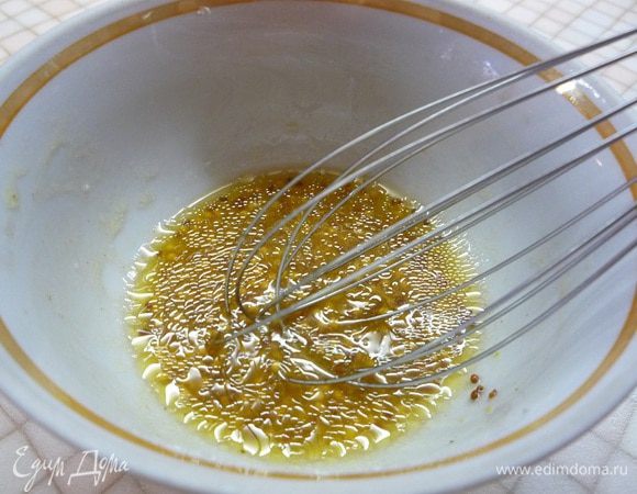 Приготовим заправку. В небольшой пиале смешиваем горчицу, 1ст. л. уксуса, щепотку соли, 3 ст. л. масла грецкого ореха Biolio и 1 ст. л. кипяченой воды. Взбиваем венчиком до однородного состояния.