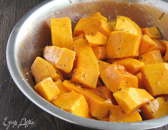 Приготовим пряную тыкву. Тыкву нарезать крупным кубиком. В миске смешать соль, сахар, сок половинки лимона, щепотку тимьяна, розмарина, кориандра и мускатного ореха. Добавить 5 ст. л. масла грецкого ореха Biolio. Венчиком все как следует взбить до растворения соли и сахара. Полить кубики тыквы и перемешать.
