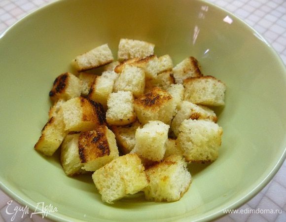 С хлеба срезаем корочки, мякиш нарезаем небольшими кубиками и обжариваем в оставшемся масле до румяной корочки.
