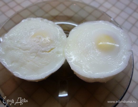 Для яиц пашот в широкой большой кастрюле вскипятите воду с оставшимся уксусом. Разбейте аккуратно яйца и влейте их в воду. Доведите до кипения и снимите кастрюлю с огня. Оставьте на 10 минут. Достаем яйца шумовкой и подсушим на кухонном полотенце.