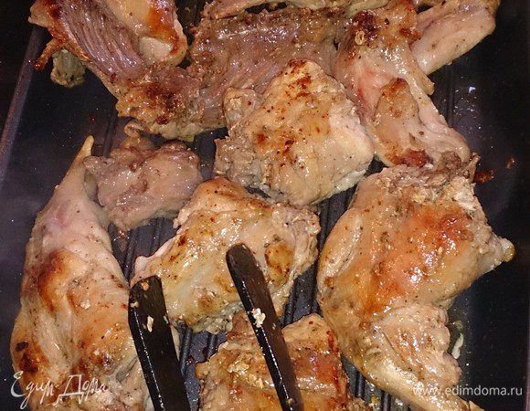 Режем кролика на части и обжариваем на сковородке до хрустящей румяной корочки.