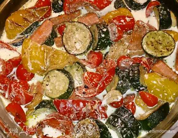 Заливаем сливками, кладем черри помидоры, лучше целиком (пока будут запекаться, будут лопаться и отдавать сок в блюдо), добавляем голубой сыр, кладем тимьян и ставим запекать минут на 30 — 40 при температуре 120°С. Получается вот такая вот вкуснотища! Приятного аппетита!


