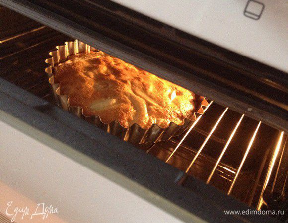 Ставим выпекать на 45 — 50 минут при той же температуре, проверяем готовность зубочисткой, даем остыть, затем можно подавать к столу, можно посыпать сахарной пудрой.
Приятного аппетита!