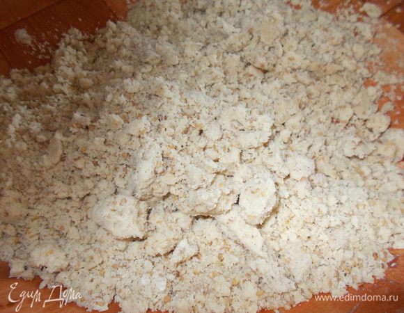 Растопить сливочное масло, смешать асе ингредиенты, получится песочная рыхлая масса.