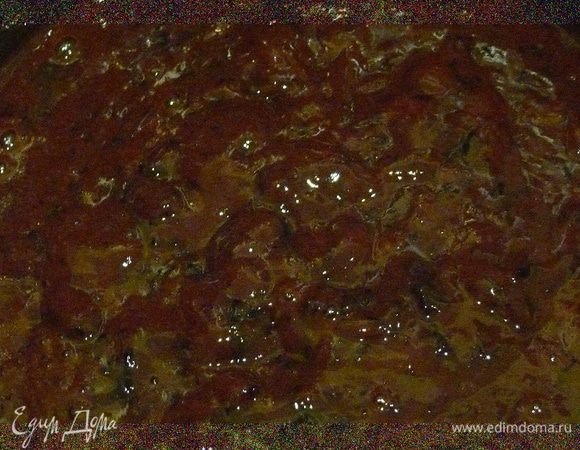 Когда масса закипит, добавить какао, около 4 — 5 столовых ложек без горки, тщательно перемешать и поварить еще минут 10 — 15. Масса должна быть, как густая сметана.