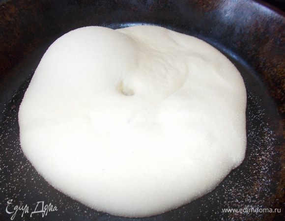 Сковороду с толстым дном поставить на средний огонь. Аккуратно взять лепешку и положить на сковороду, никакого жира или масла не надо. Жарить до румяной корочки.