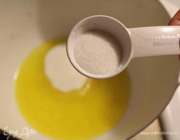 Растопить сливочное масло и размешать его с сахаром. Достаточно, чтобы сахар начал таять, взбивать до бела не нужно.