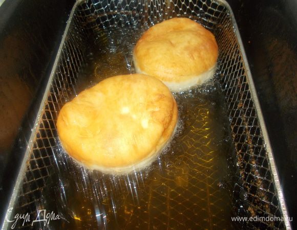 Они начнут набухать. Пусть они подрумянятся в течение 5 минут, переворачивая в середине приготовления.
