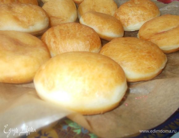 Поместите их на тарелку покрытую бумажным полотенцем. Продолжайте в том же порядке с оставшимся тестом.