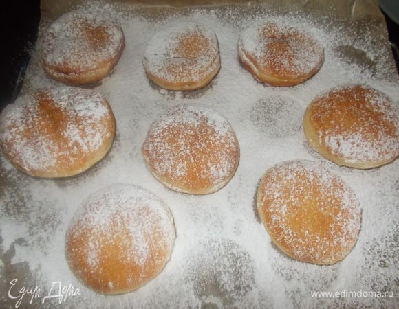 Когда пончики остынут, посыпьте их сахарной пудрой.