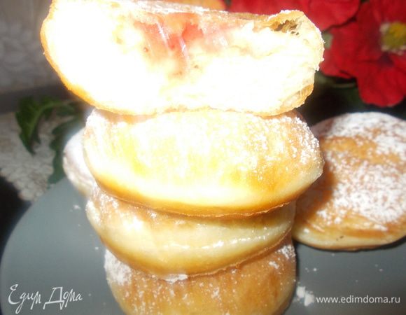 Можете заполнить яблочным пюре, вареньем и шоколадом. Для этого наполните кондитерский мешок с длинной насадкой выбранной вами начинкой.  Сбоку в пончике сделайте небольшое отверстие ножом. Введите насадку и наполните пончик начинкой. 