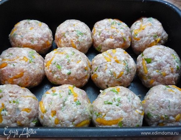 Формируем небольшие биточки, укладываем их в форму для запекания и отправляем в заранее разогретую духовку. Запекаем биточки при температуре 180°С 30 минут.
