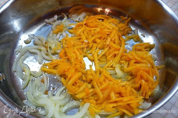 Готовим соус. В сковороде растапливаем 2 ст. л. смальца, добавляем нарезанный полукольцами лук и зажариваем его до золотистого цвета. Когда лук зарумянится, добавляем натертую на крупной терке тыкву и обжариваем овощи до мягкости.