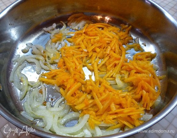 Готовим соус. В сковороде растапливаем 2 ст. л. смальца, добавляем нарезанный полукольцами лук и зажариваем его до золотистого цвета. Когда лук зарумянится, добавляем натертую на крупной терке тыкву и обжариваем овощи до мягкости.