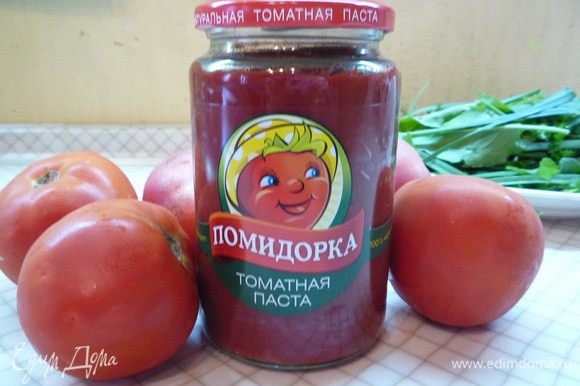 Добавляем к овощам томатную пасту. Я рекомендую брать томатную пасту «Помидорка».