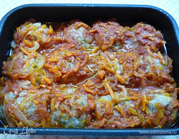 Достаем биточки из духовки, выкладываем сверху соус и опять ставим в духовку на 10 — 15 минут. Соус должен покрывать биточки полностью, тогда они пропитаются и станут более нежными.