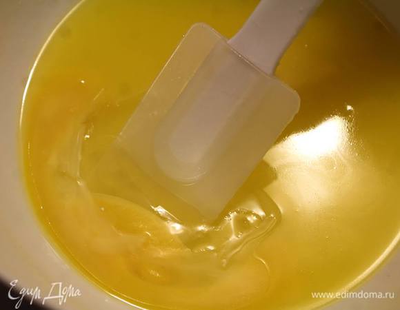 По одному вмешать яйца. Хорошо размешивать каждый раз, но не взбивать в пену, потому уместнее лопатка.