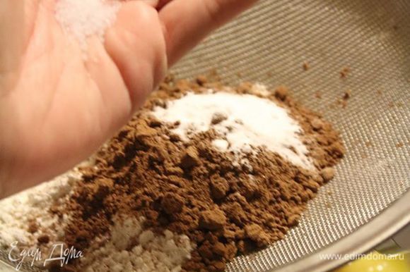 Смешать сухие оставшиеся ингредиенты и просеять их в тесто. Небольшой секрет шоколадной выпечки — щепотка соли подчеркивает шоколадный вкус.