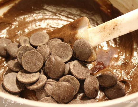 Вмешать шоколадные капли. В принципе, их можно заменить на измельченные кусочки черного шоколада. Но лучше все же специальные капли/дропсы для выпечки. Они более термостойкие.