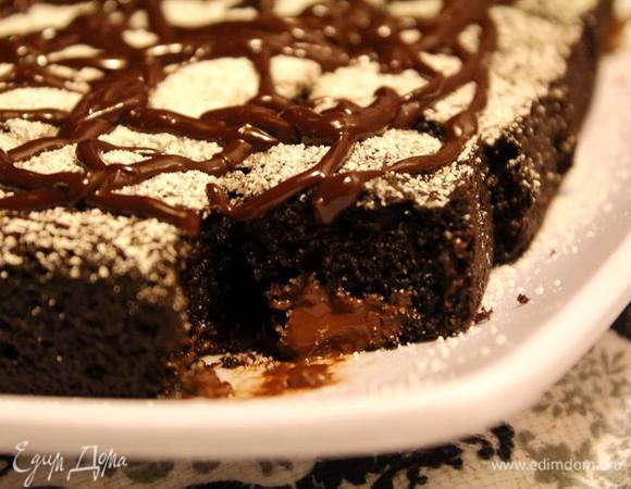 Теплый брауни с подтаявшим шоколадом — это прекрасно. Более того, когда он полностью остынет, я бы советовала его перед употреблением немного разогревать.